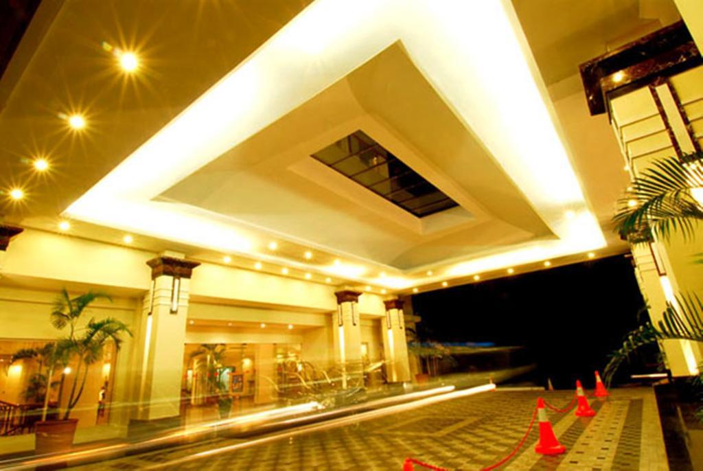 Hotel Gran Puri Manado Extérieur photo